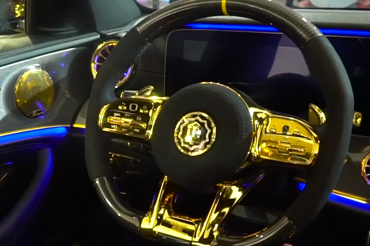 Vô lăng mạ vàng Mercedes E300 AMG.