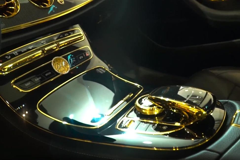 Nội thất mạ vàng Mercedes E300 AMG.