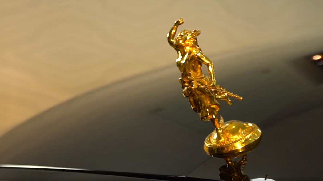 Biểu tượng nổi vị thần Hermes trong thần thoại Hy Lạp trên Mercedes E300 AMG.