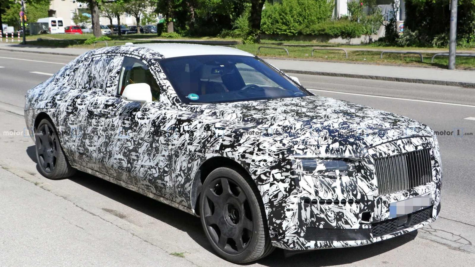 Rolls-Royce Ghost 2021 chạy thử trên đường.