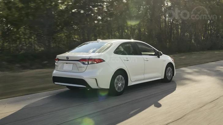 Toyota Corolla 2020 sedan có cả bản động cơ đốt và hybrid