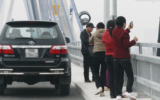 Dừng, đỗ ô tô trên cầu là vi phạm luật giao thông.