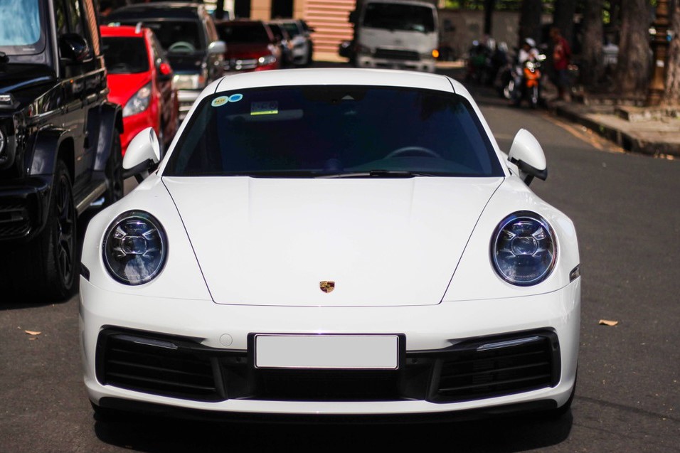 Porsche 911 Carrera S có phần mui xe thấp hơn phiên bản tiền nhiệm.