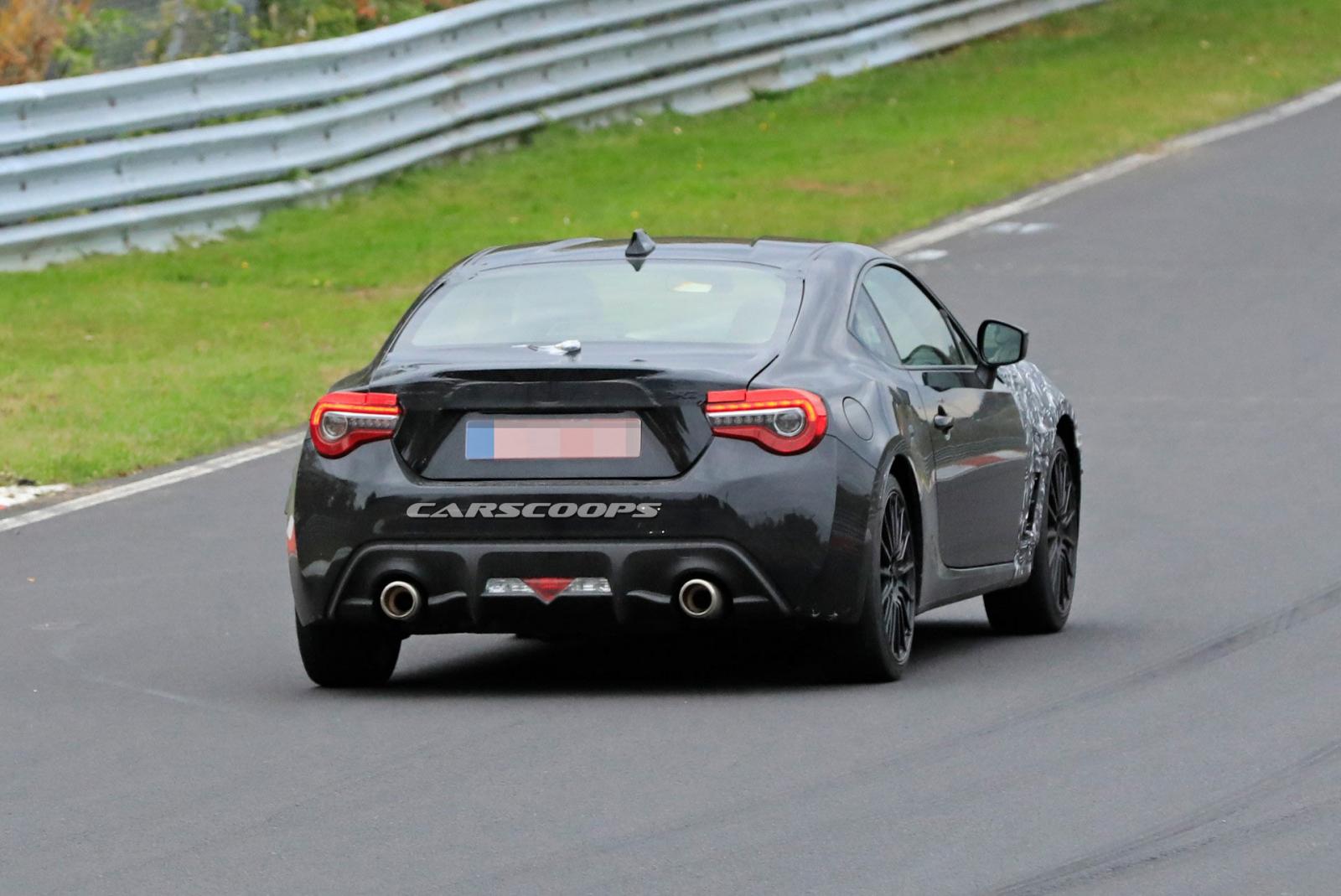 Subaru BRZ facelift 2020 sở hữu phần đuôi xe ít nâng cấp hơn.