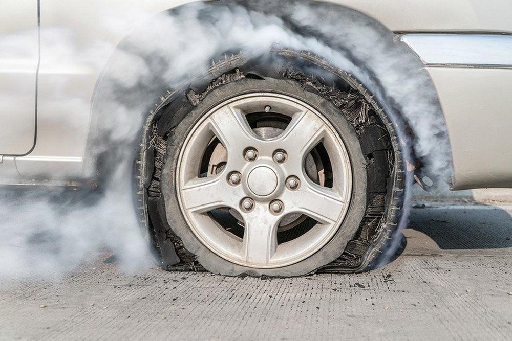Xử lý như thế nào khi ô tô nổ lốp bất ngờ?.
