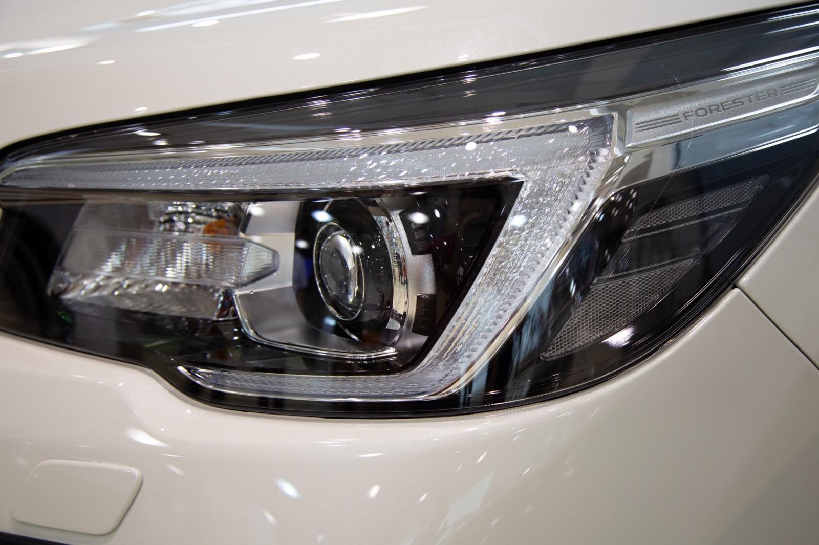 Cụm đèn pha tiêu chuẩn trên Subaru Forester GT edition.