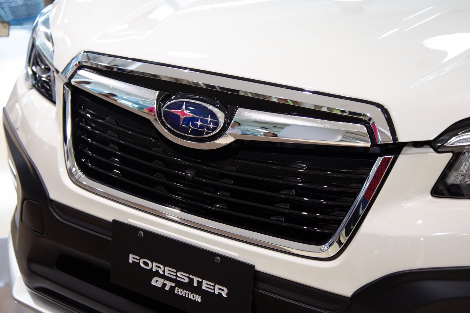 Cụm lưới tản nhiệt lục giác trên Subaru Forester GT edition.