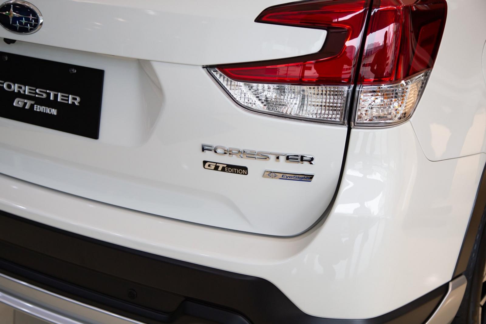 Cụm đèn pha tiêu chuẩn Subaru Forester GT edition.
