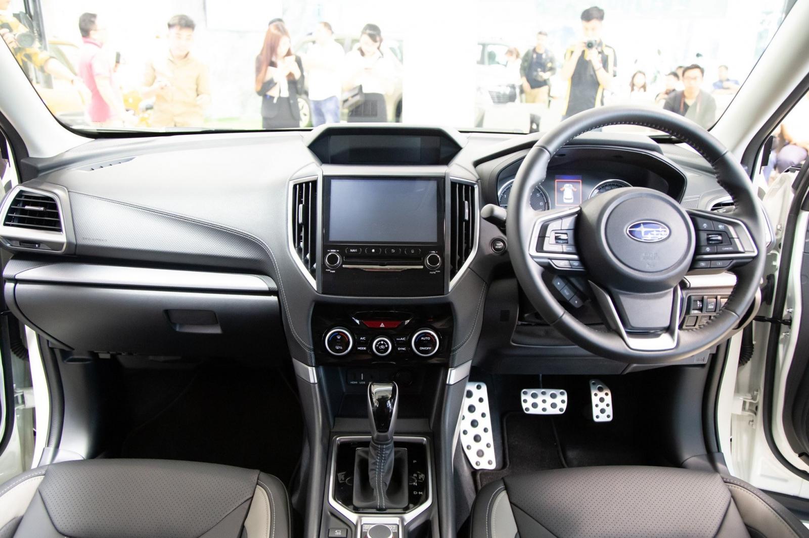 Không gian khoang cabin Subaru Forester GT edition.