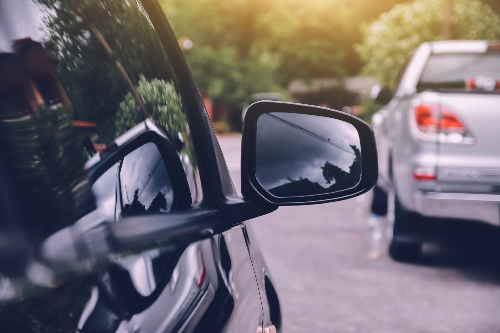 Gương chiếu hậu.