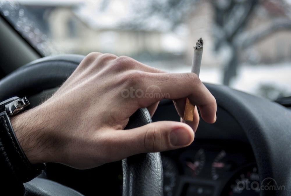 Lo xe hơi qua tay, ô tô cũ rớt giá thì nên để ý gì? - Để ý đến mùi thuốc hoặc hương bám trong xe