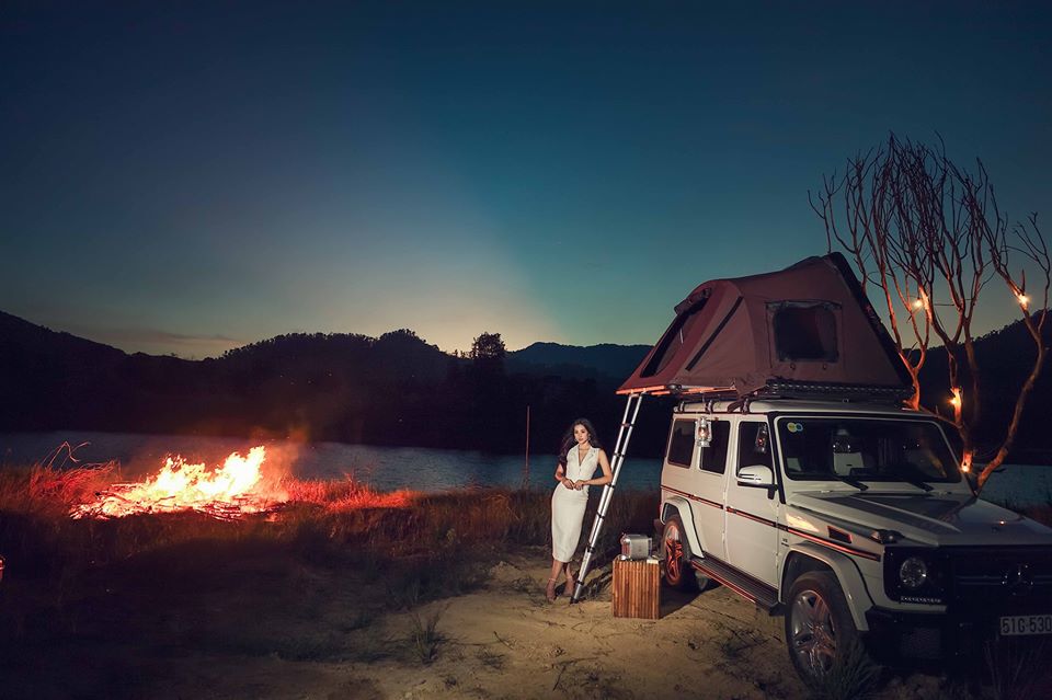 Hoa hậu Tiểu Vy bên chiếc Mercedes-AMG G63 màu trắng.