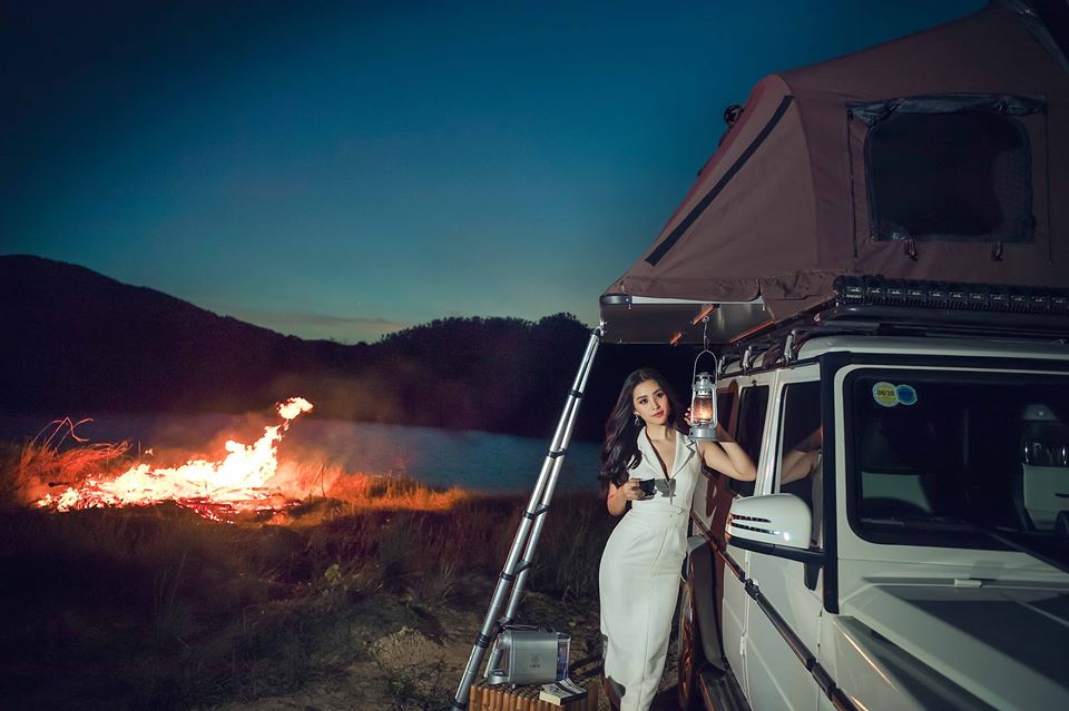 Hoa hậu Tiểu Vy và Mercedes-AMG G63 của ông Đặng Lê Nguyên Vũ.