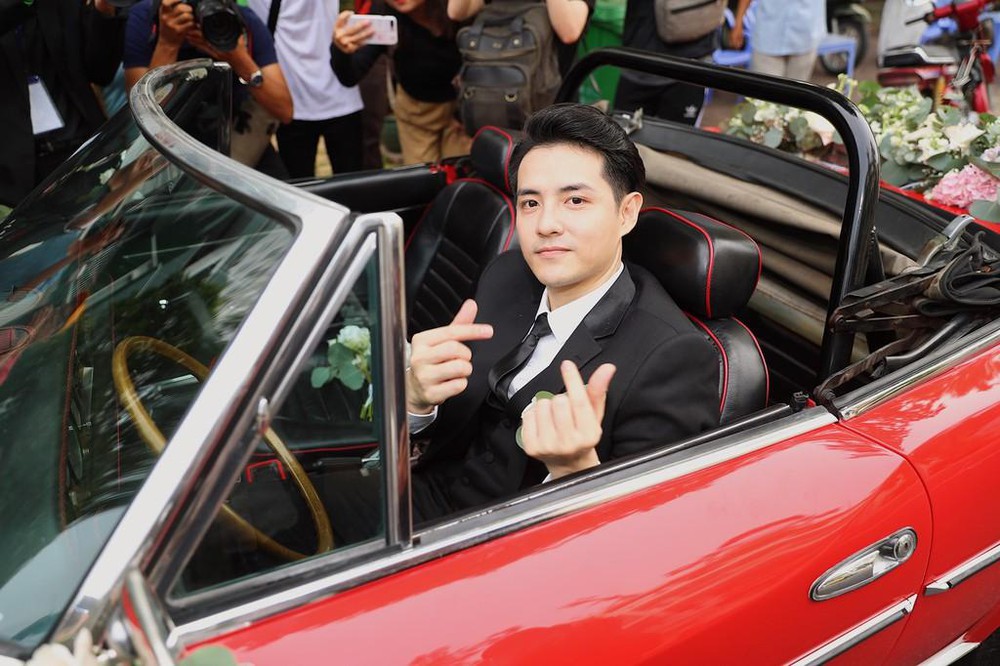 Ông Cao Thắng cầm lái Fiat 124 Sport Spider.