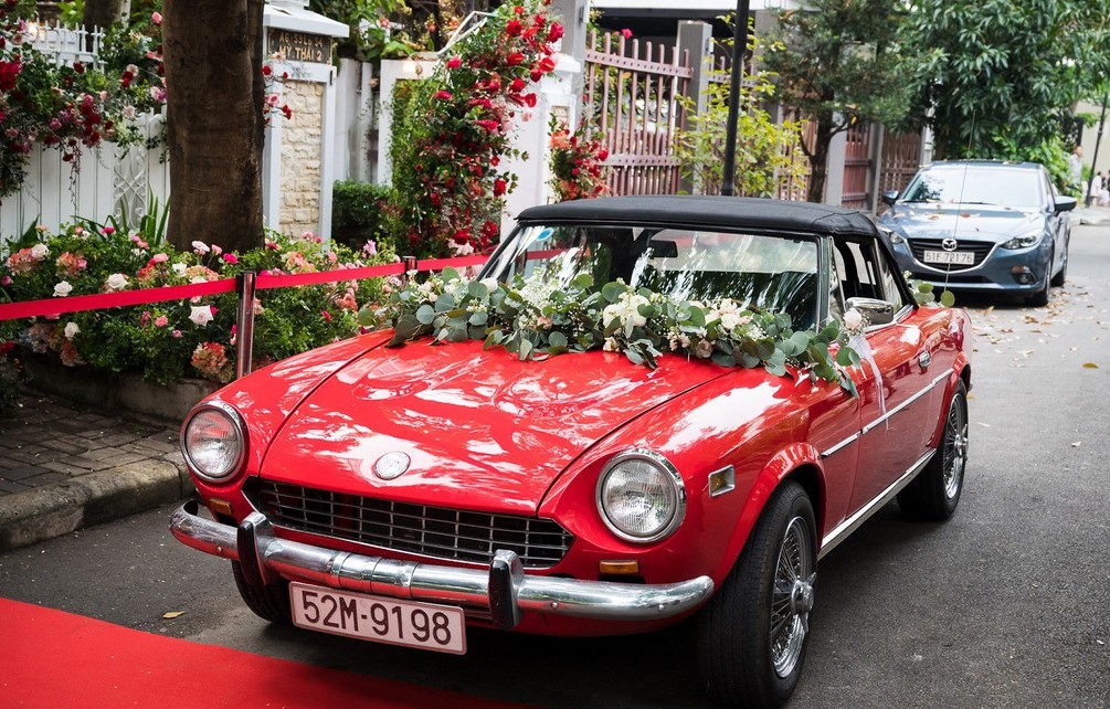 Fiat 124 Sport Spider được trang trí hoa tươi rực rỡ.