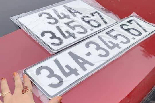 Liên tục xuất hiện biển số “vàng” trên các mẫu xe VinFast LUX - Ảnh 1.