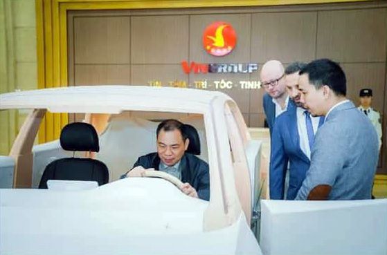 Chủ tích Phạm Nhật Vượng kiểm tra mô hình xe VinFast a1