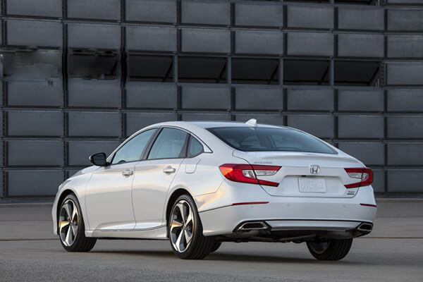 Phần đuôi của Honda Accord mới không có nhiều sự thay đổi Phần đuôi của Honda Accord mới không có nhiều sự thay đổi