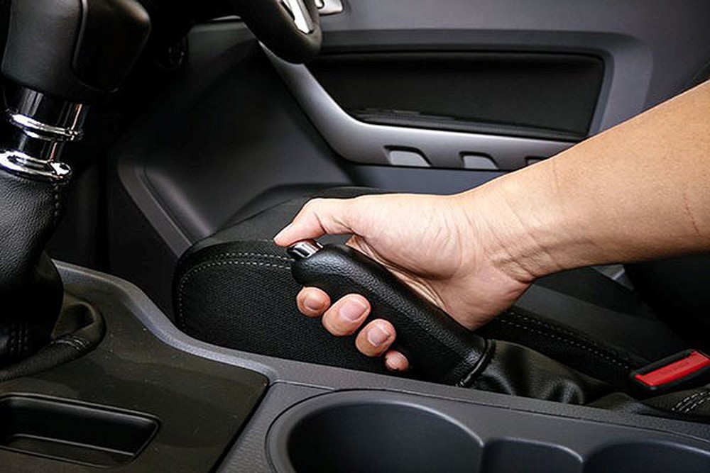 Kinh nghiệm lái xe số sàn: Chú ý khi dùng phanh tay a3