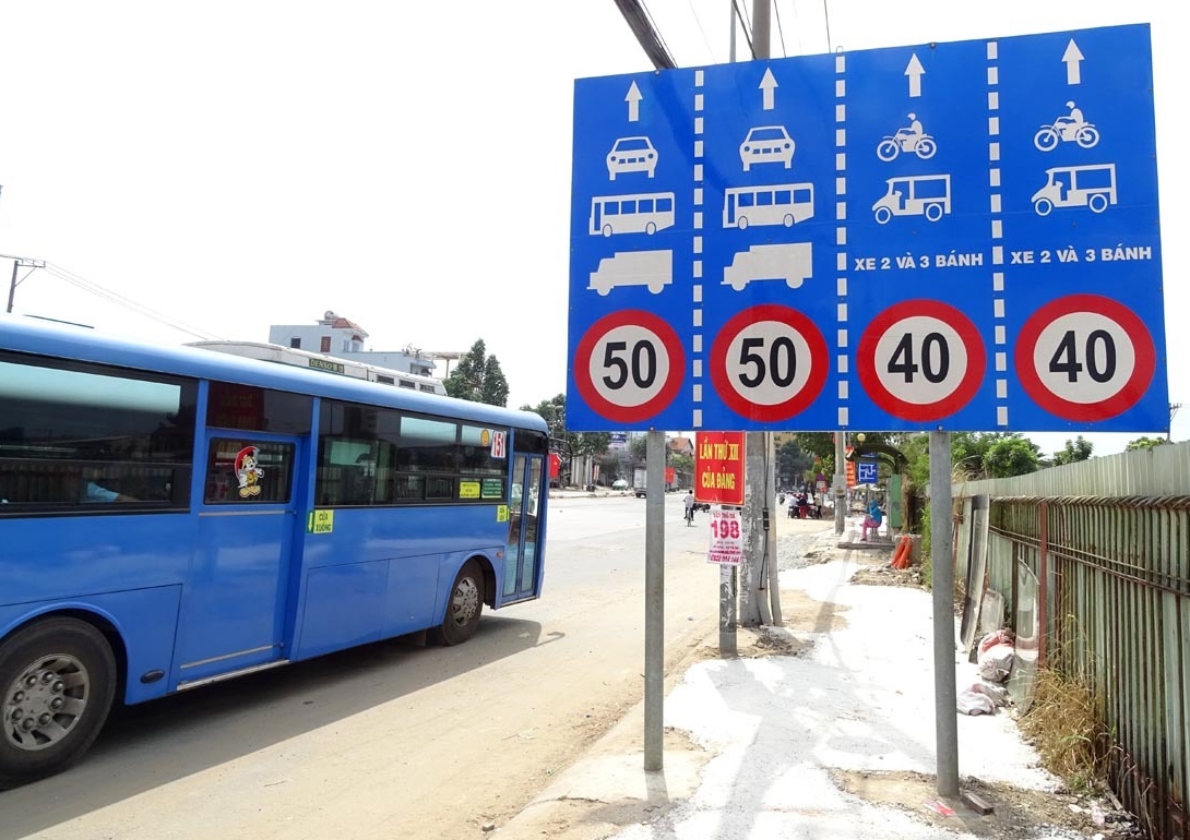 Biển báo phân làn đường cho các phương tiện cơ giới tham gia giao thông.