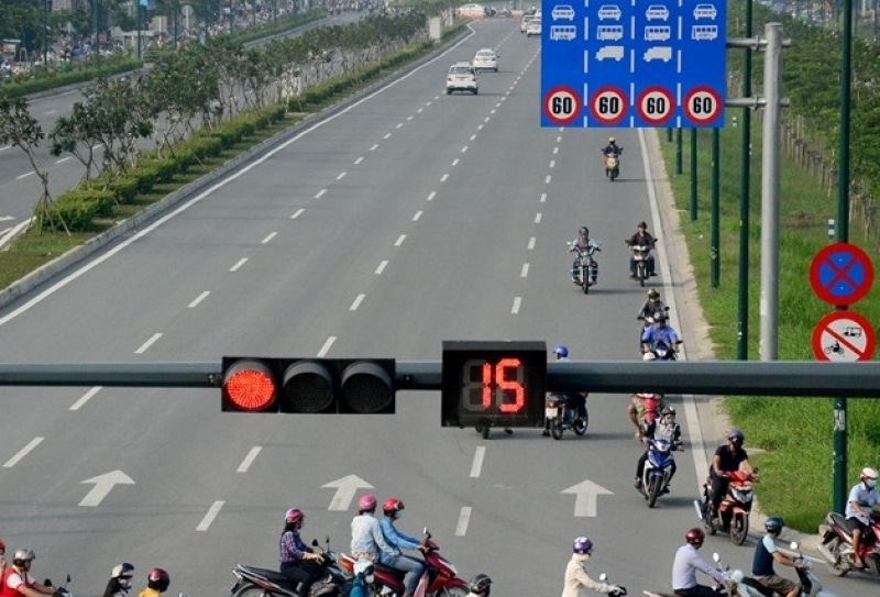 Ô tô đi sai làn đường bị phạt mức cao nhất là 1,2 triệu đồng và bị tước GPLX từ 1-3 tháng.