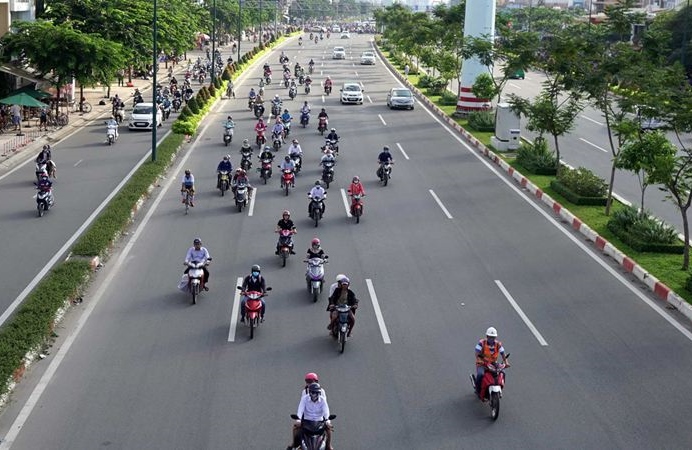 Xe mô tô đi sai làn đường bị phạt từ 80.000 đồng - 100.000 đồng.