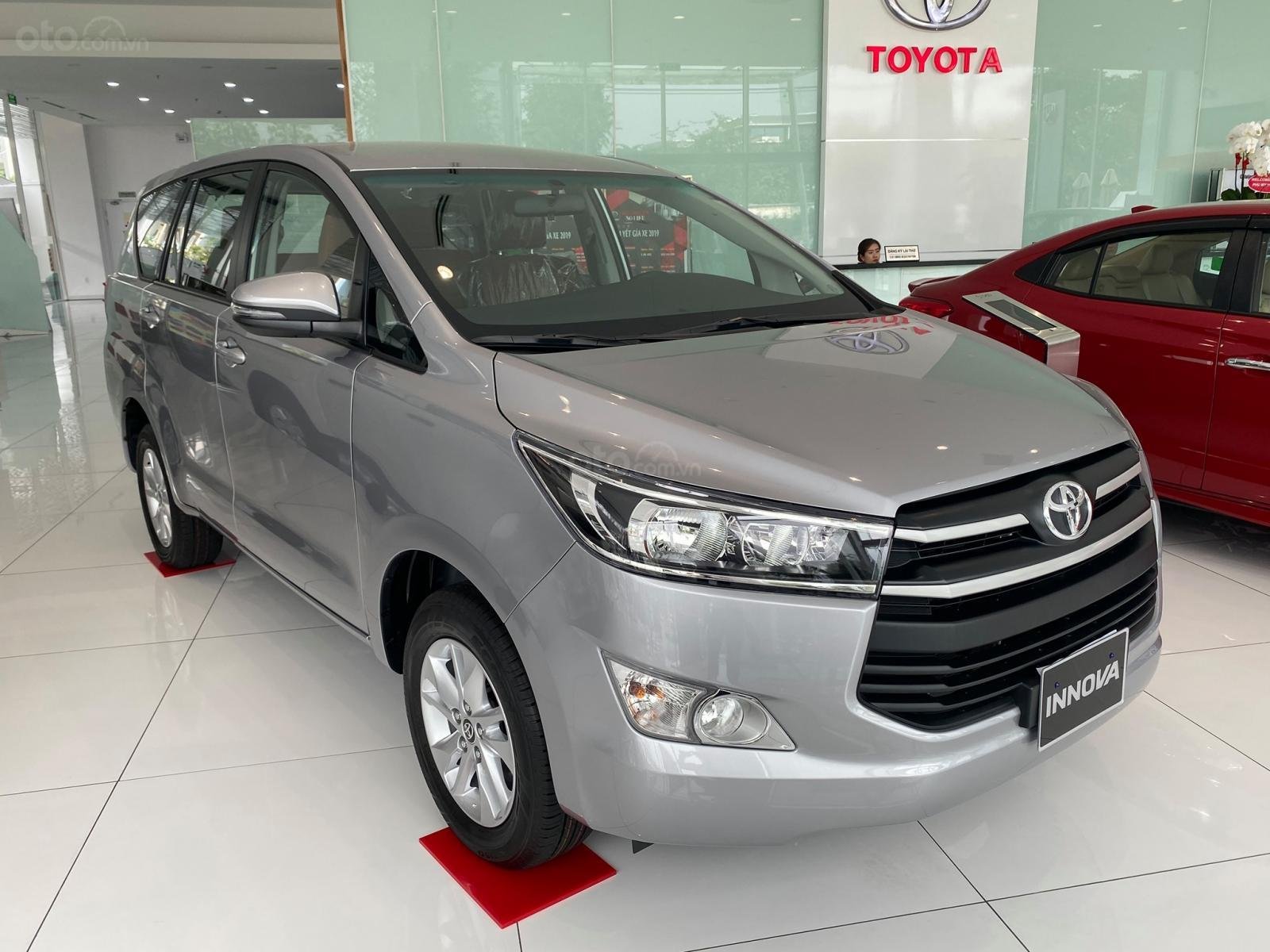 So sanh xe Mitsubishi Xpander 2020 va Toyota Innova 2020 Nen mua Xpander hay them tien mua Innova