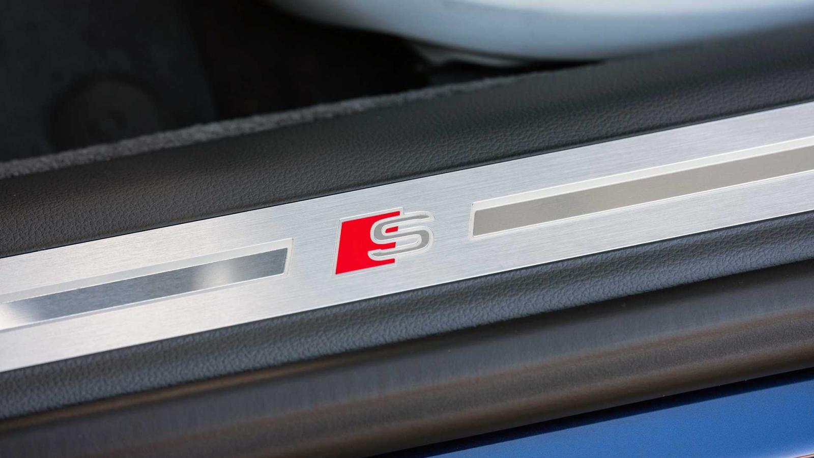 Đánh giá xe Audi S8 2020 về tiện nghi: logo xe
