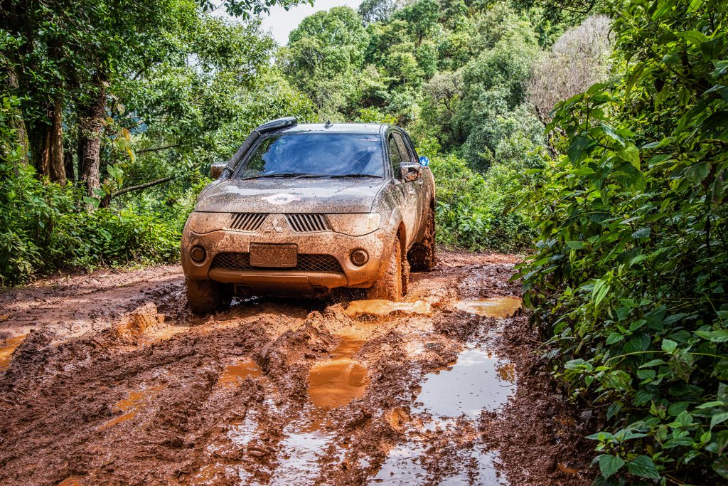 xe ô tô đang đi off road