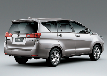 Phần cửa sau của Toyota Innova được thiết kế góc cạnh Phần cửa sau của Toyota Innova được thiết kế góc cạnh