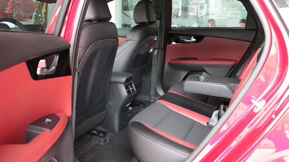 Hàng ghế sau rộng rãi của Kia Cerato Hàng ghế sau rộng rãi của Kia Cerato