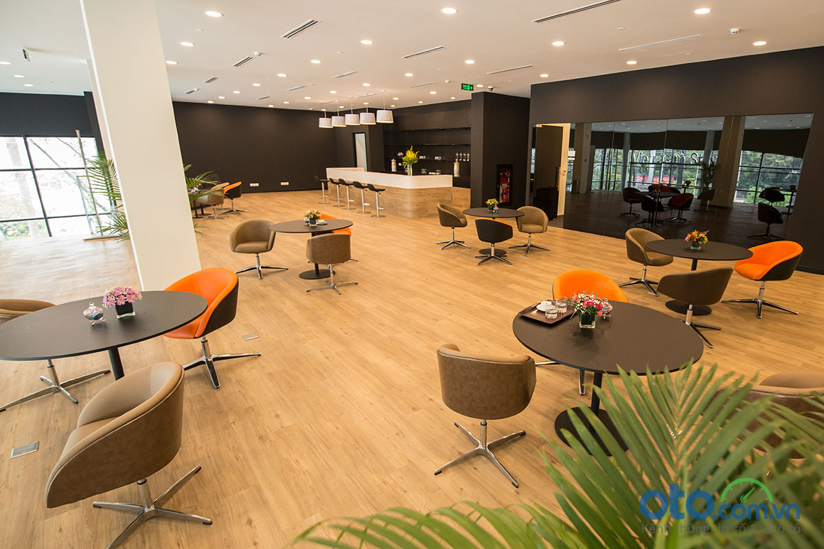 Mercedes-Benz Vietnam Star Bình Dương: Quầy dịch vụ.