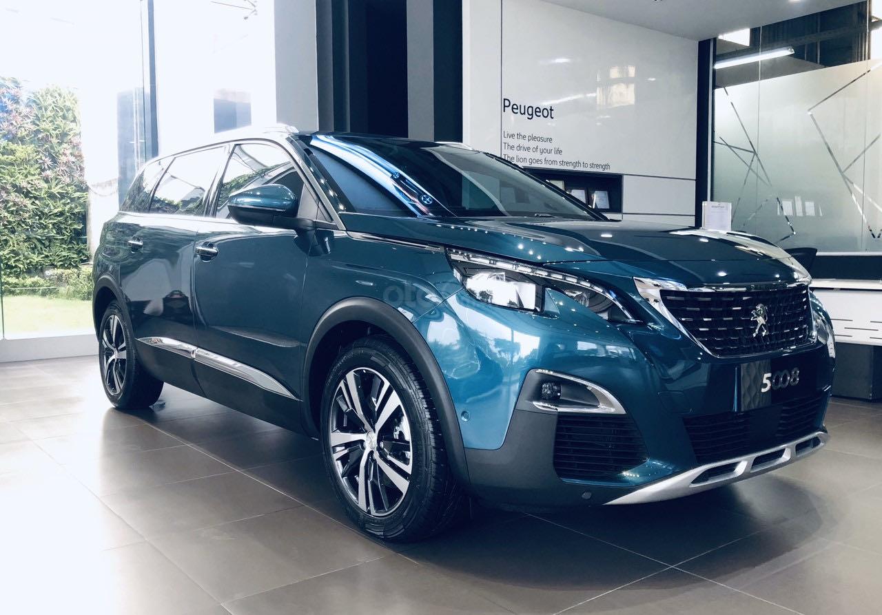 Пежо 5008 отзывы. Peugeot 5008 2019. Пежо 5008 красный. Пежо 5008 gt 2019. Реклама Peugeot 5008 2019.