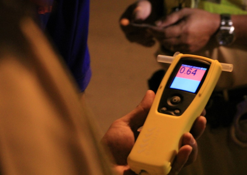 Điều khiển xe trên đường mà trong máu hoặc hơi thở có nồng độ cồn vượt qua mức cho phép sẽ bị tạm giữ phương tiện.