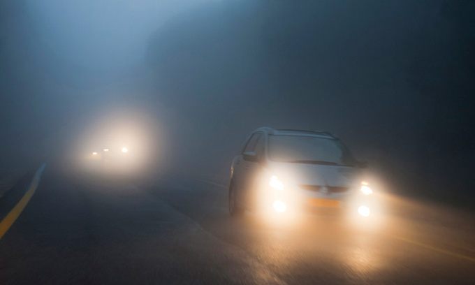 Sử dụng đèn chiếu hợp lý khi lái xe vào ban đêm không có đèn đường.