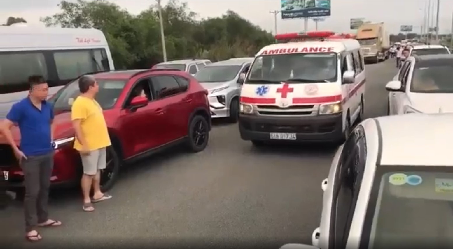 Chuyện lạ ở Việt Nam: Ô tô xếp hàng nhường đường xe cứu thương a1