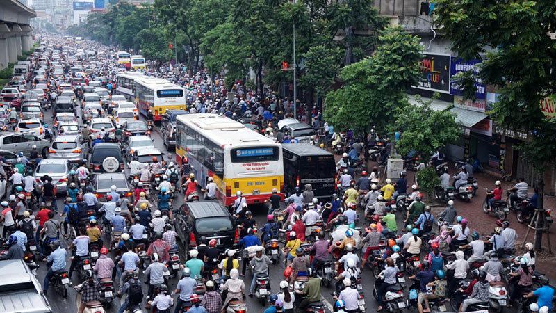 Theo quy định, phải giảm tốc độ lưu thông khi đi trong khu vực đông dân cư.