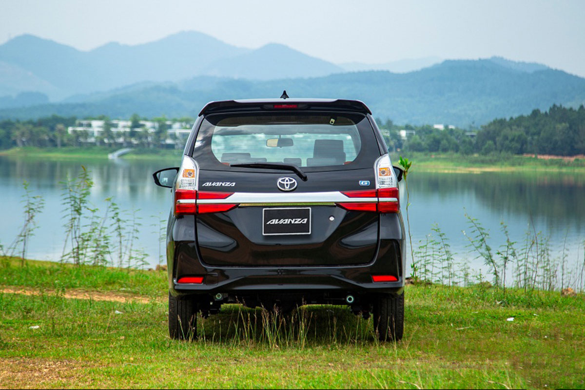 Đánh giá xe Toyota Avanza 2019 1.5 AT: Thiết kế đuôi xe được bổ sung thêm các đường nét góc cạnh Đánh giá xe Toyota Avanza 2019 1.5 AT: Thiết kế đuôi xe được bổ sung thêm các đường nét góc cạnh.