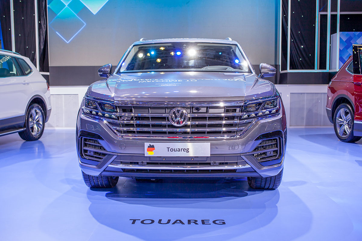  Volkswagen Touareg sở hữu lưới tản nhiệt mở rộng với các thanh sáng ngang bóng.