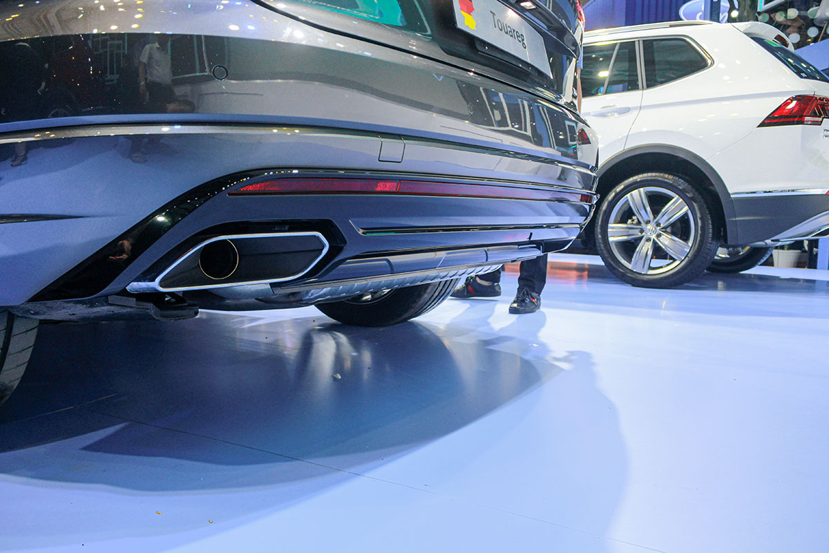 Ống xả dạng tròn viền chrome sáng của Volkswagen Touareg 2020.