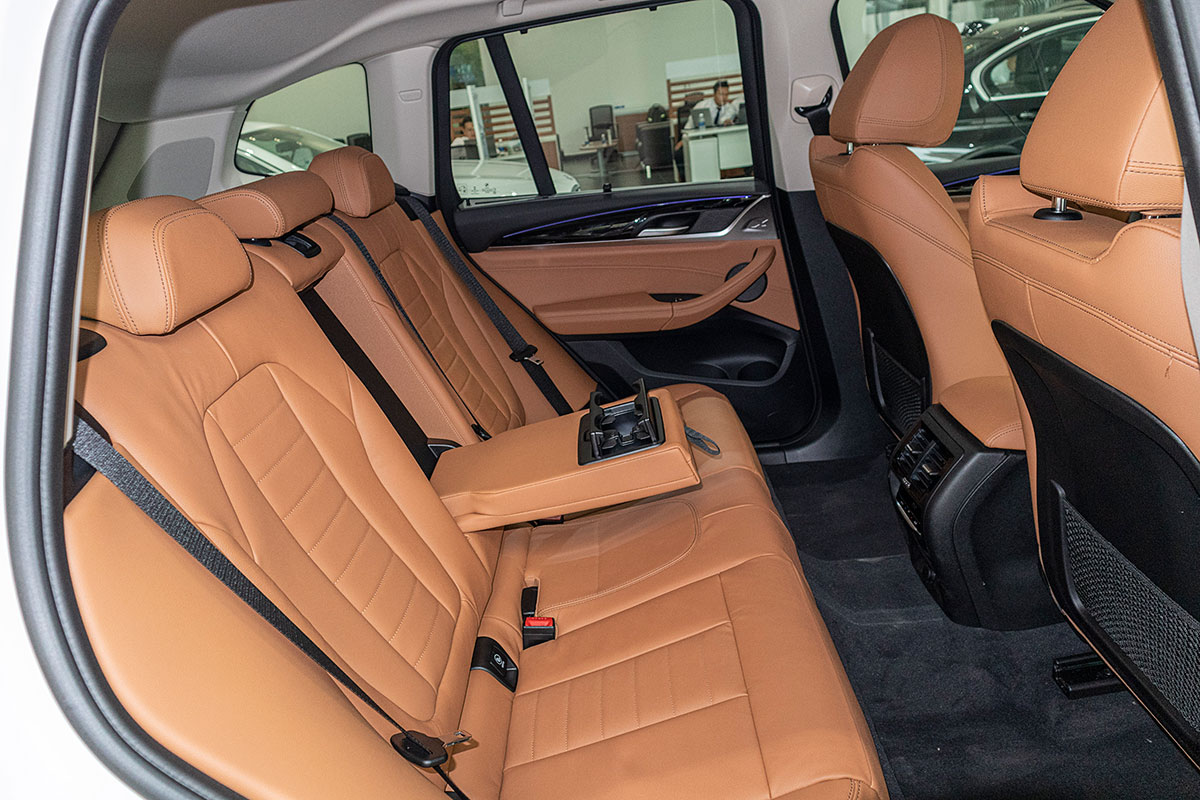 Đánh giá xe BMW X3 2019: Tựa tay cho hàng ghế phía sau.