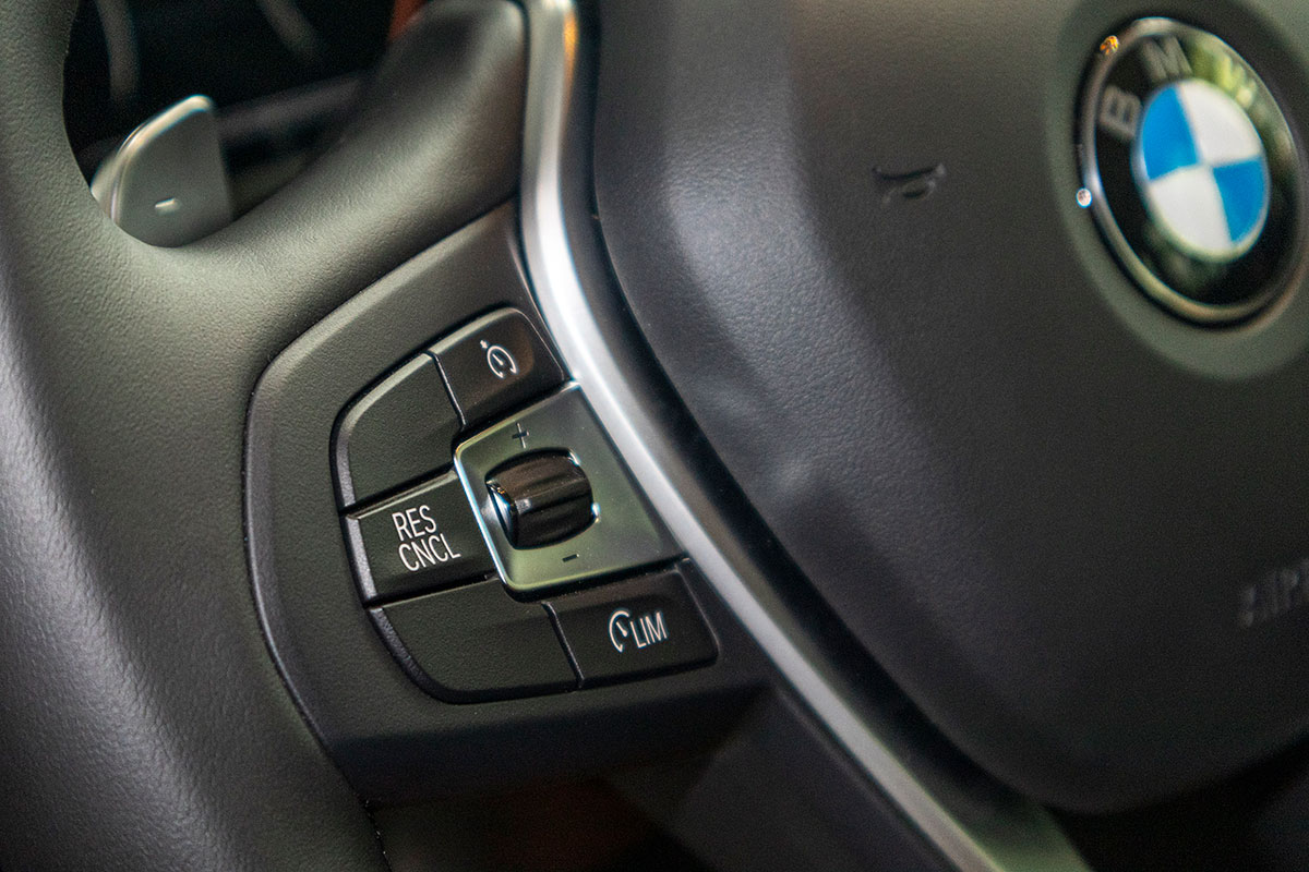 Đánh giá xe BMW X3 2019: Các nút bấm trên vô-lăng.