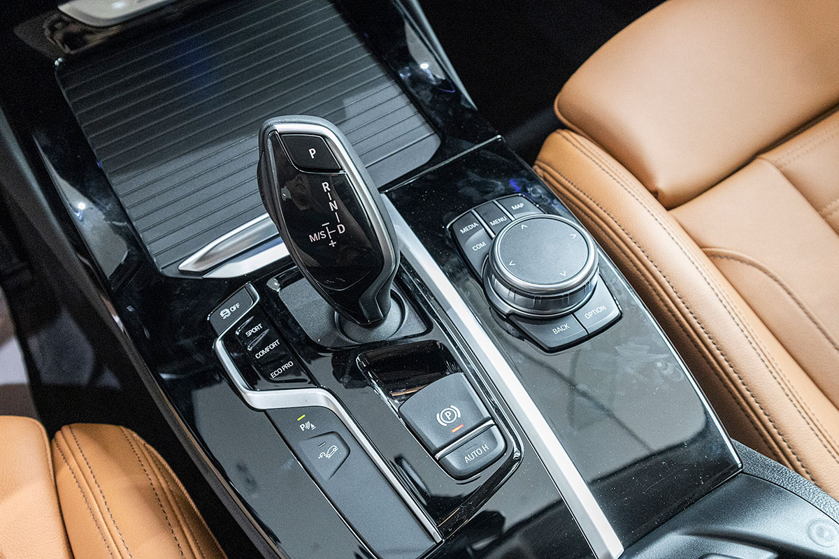 Đánh giá xe BMW X3 2019: Hộp số tự động 8 cấp đi kèm 4 chế độ vận hành khác nhau.