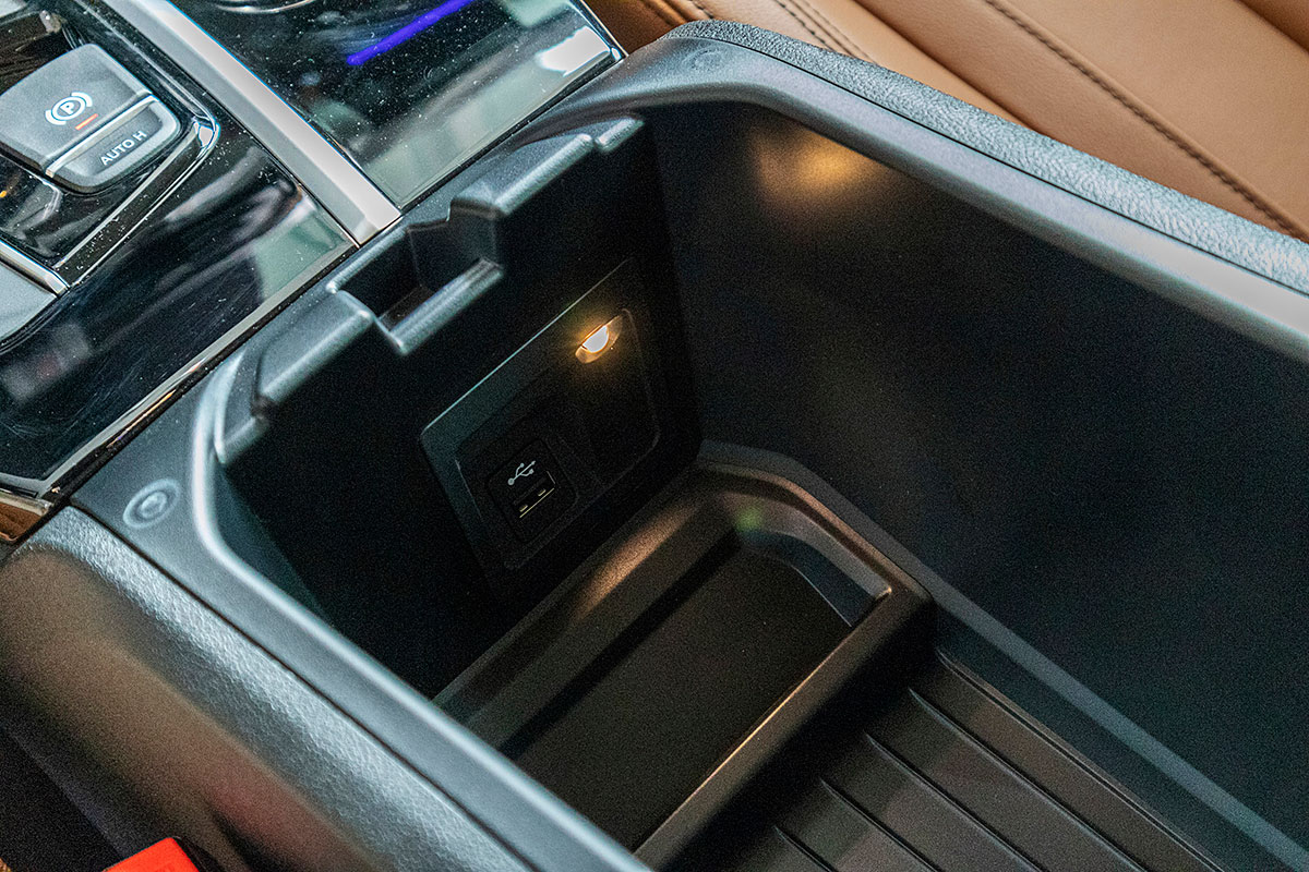 Đánh giá xe BMW X3 2019: Cổng sạc bên trong hốc để đồ.