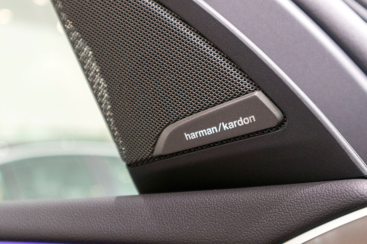 Đánh giá xe BMW X3 2019: Dàn âm thanh Harman Kardon 16 loa.