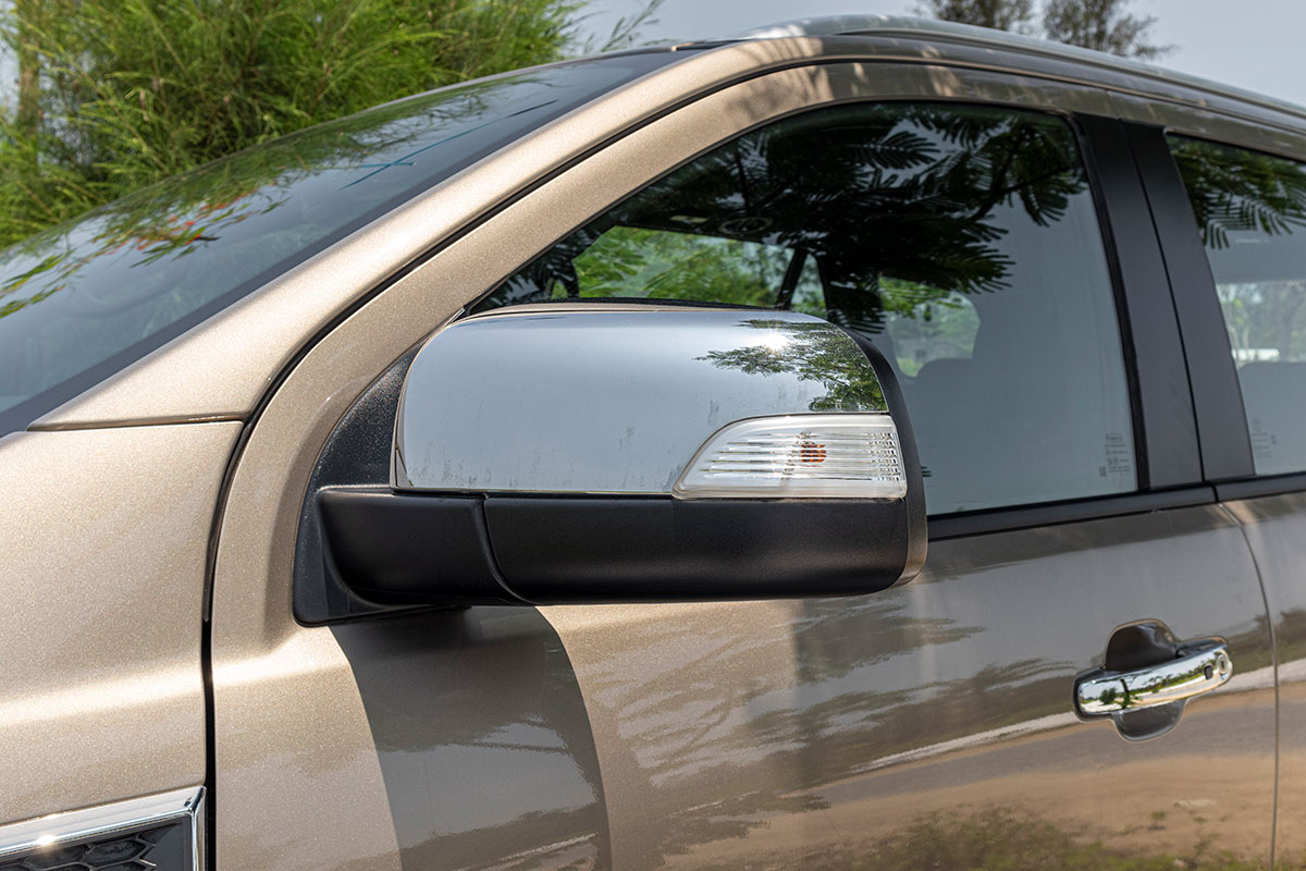 Đánh giá xe Ford Everest Titanium 2.0L Bi-Turbo 2019: Gương chiếu hậu bên ốp crôm và tích hợp xi-nhan.