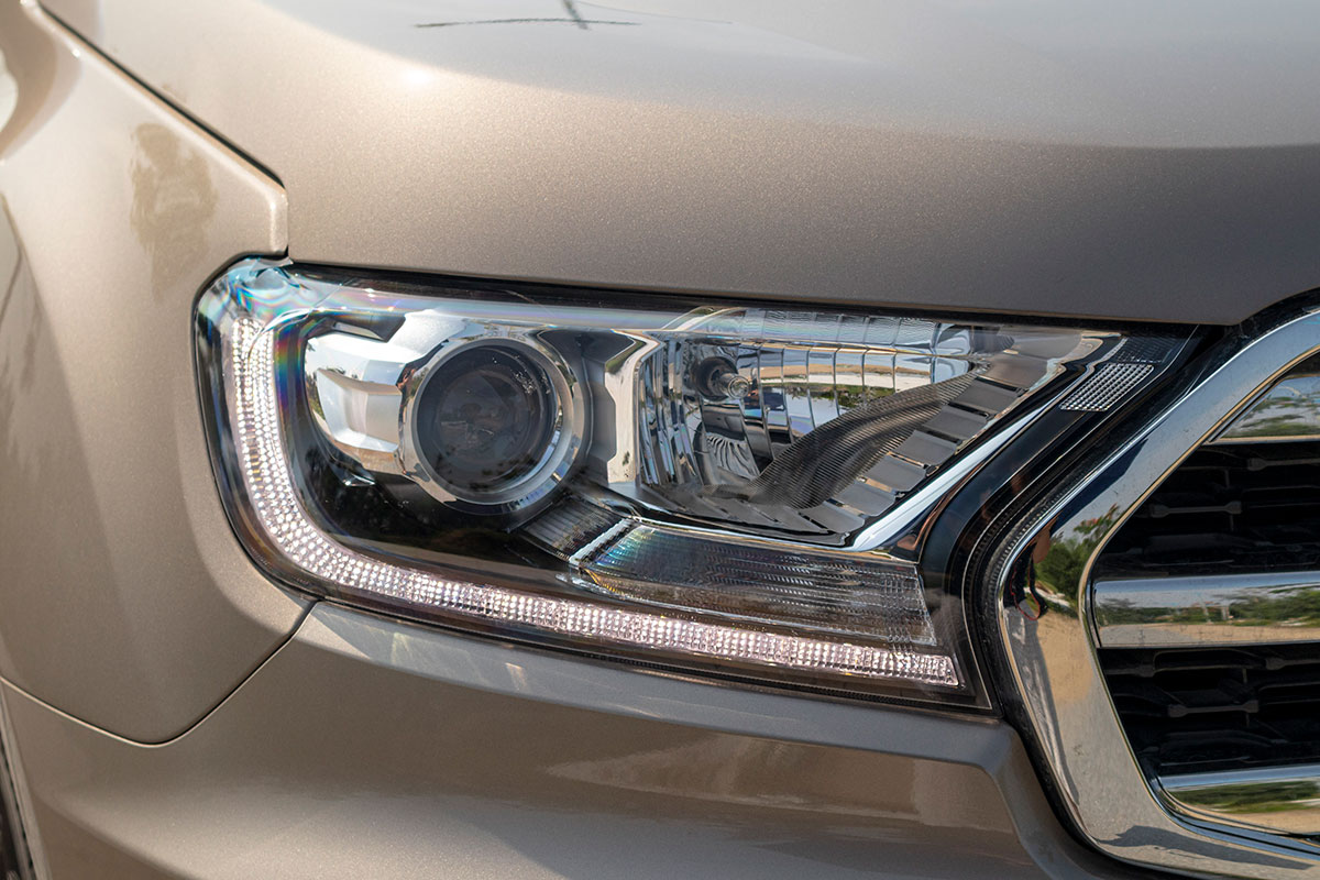 Đánh giá xe Ford Everest Titanium 2.0L Bi-Turbo 2019: Đèn pha.