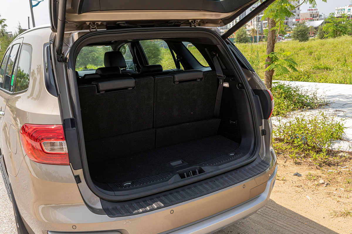 Đánh giá xe Ford Everest Titanium 2.0L Bi-Turbo 2019: Khoang hành lý.
