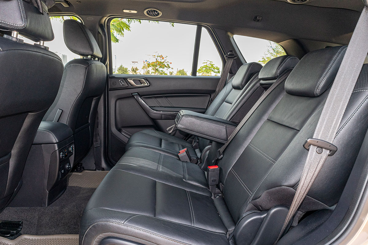 Đánh giá xe Ford Everest Titanium 2.0L Bi-Turbo 2019: Hàng ghế thứ 2 1.