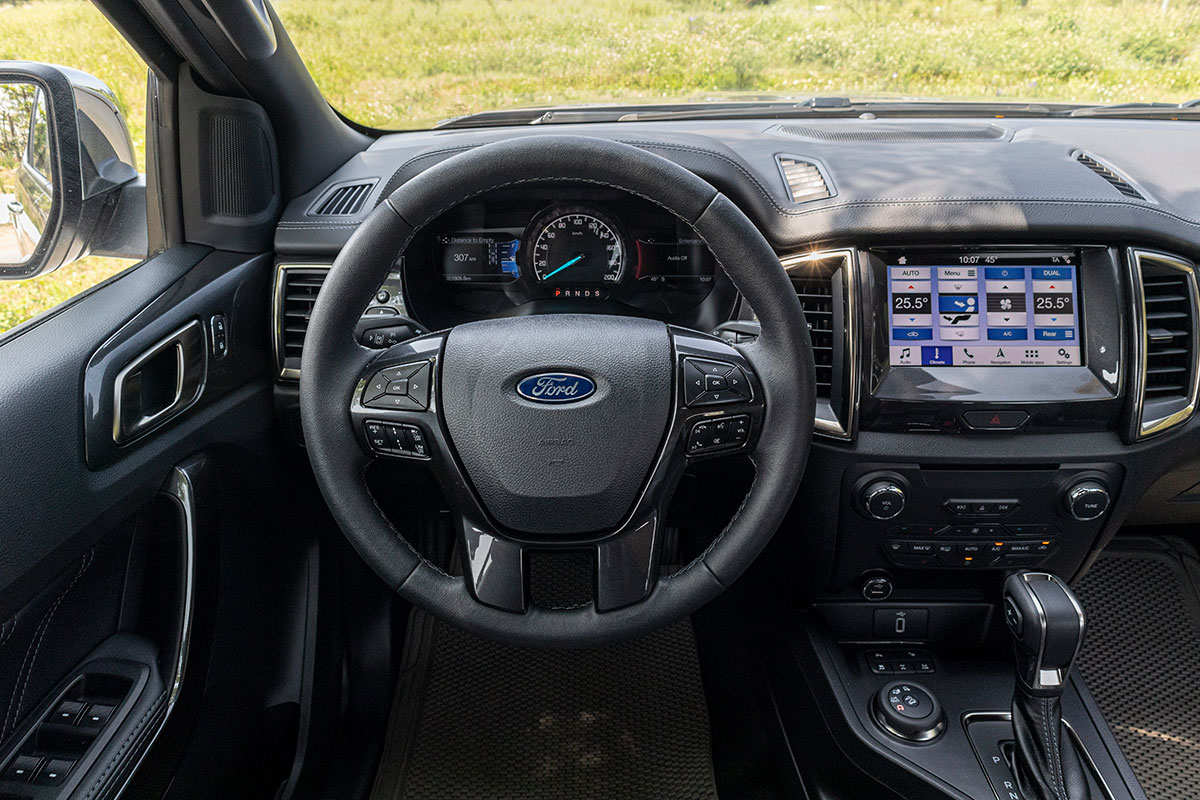 Đánh giá xe Ford Everest Titanium 2.0L Bi-Turbo 2019: Vô-lăng.